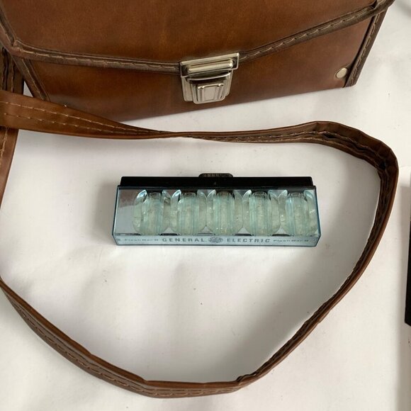 Polaroid Pronto Land Camera Sonar One Step with Case & Manuals UNTESTED - Picture 3 of 8